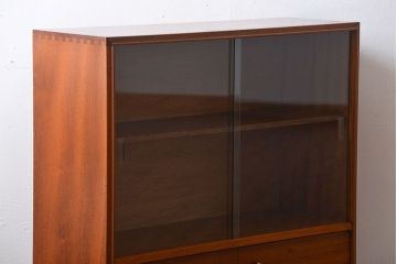ヴィンテージ家具　北欧ビンテージ　チーク材のガラス引き戸付き収納棚