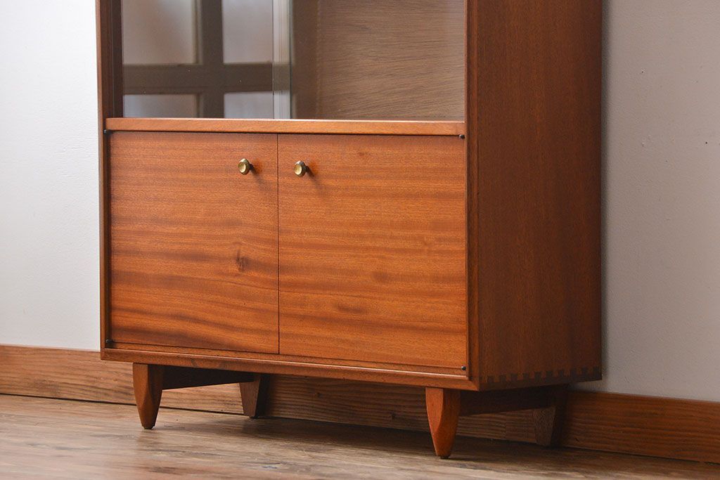 ヴィンテージ家具　北欧ビンテージ　チーク材のガラス引き戸付き収納棚