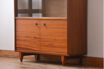ヴィンテージ家具　北欧ビンテージ　チーク材のガラス引き戸付き収納棚