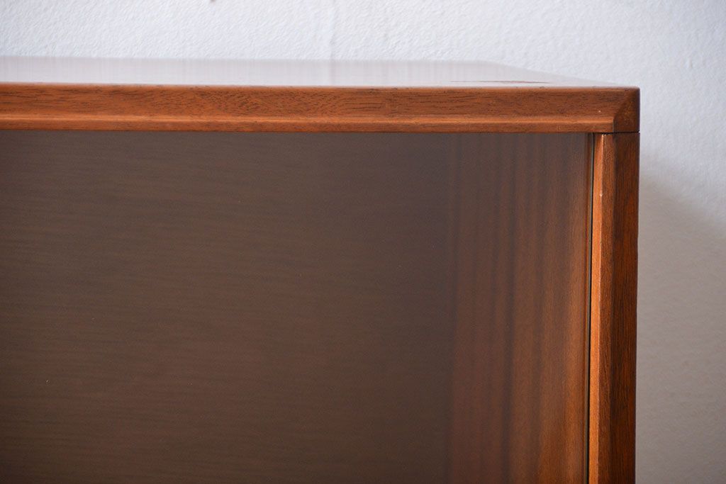 ヴィンテージ家具　北欧ビンテージ　チーク材のガラス引き戸付き収納棚