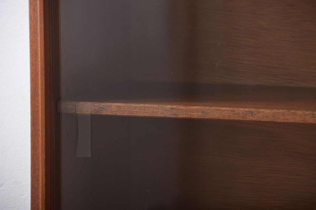 ヴィンテージ家具　北欧ビンテージ　チーク材のガラス引き戸付き収納棚