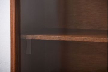 ヴィンテージ家具　北欧ビンテージ　チーク材のガラス引き戸付き収納棚