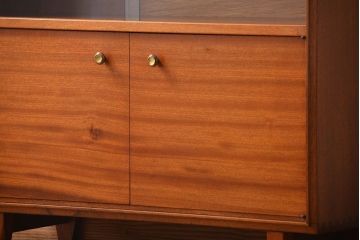 ヴィンテージ家具　北欧ビンテージ　チーク材のガラス引き戸付き収納棚