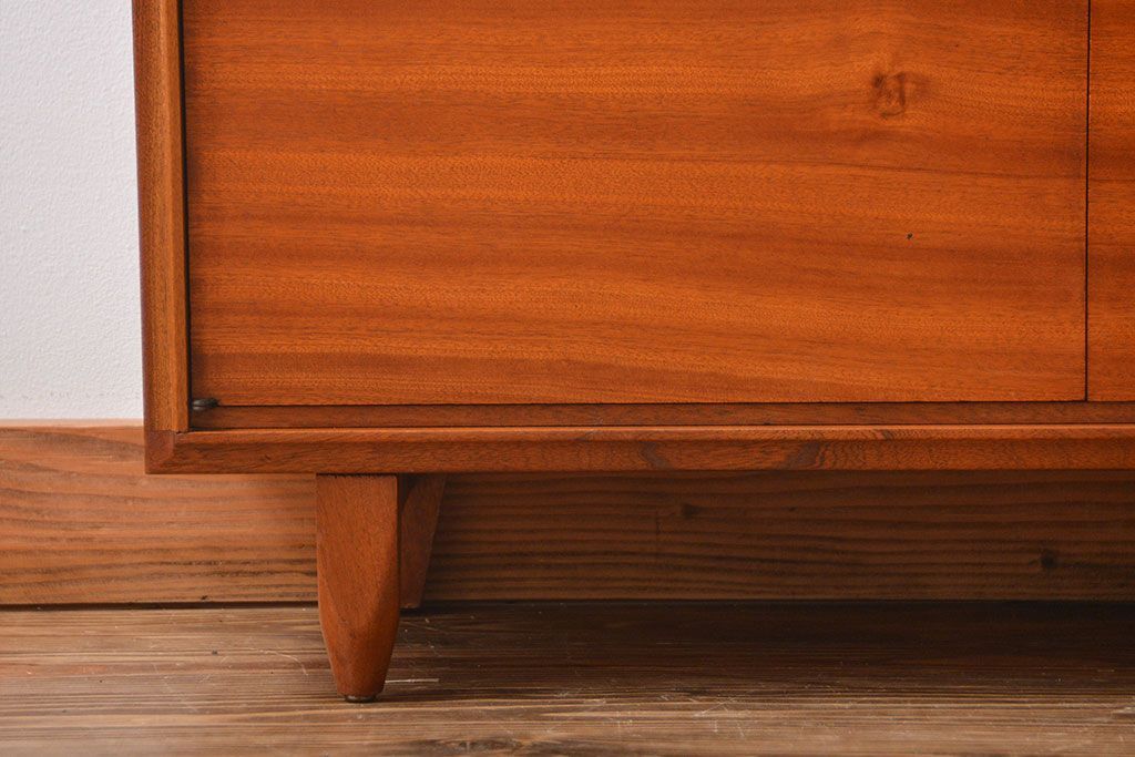 ヴィンテージ家具　北欧ビンテージ　チーク材のガラス引き戸付き収納棚