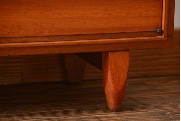 ヴィンテージ家具　北欧ビンテージ　チーク材のガラス引き戸付き収納棚