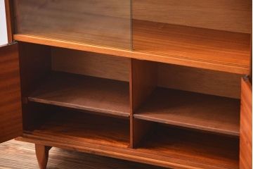 ヴィンテージ家具　北欧ビンテージ　チーク材のガラス引き戸付き収納棚