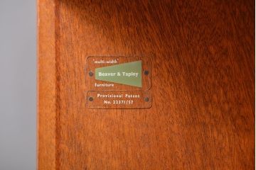 ヴィンテージ家具　北欧ビンテージ　チーク材のガラス引き戸付き収納棚