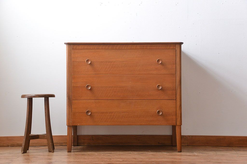 ヴィンテージ家具　北欧ビンテージ　シンプルな脚付きチェスト