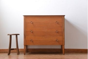 ヴィンテージ家具　北欧ビンテージ　シンプルな脚付きチェスト