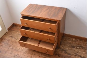 ヴィンテージ家具　北欧ビンテージ　シンプルな脚付きチェスト