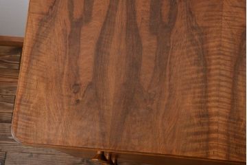 ヴィンテージ家具　北欧ビンテージ　シンプルな脚付きチェスト