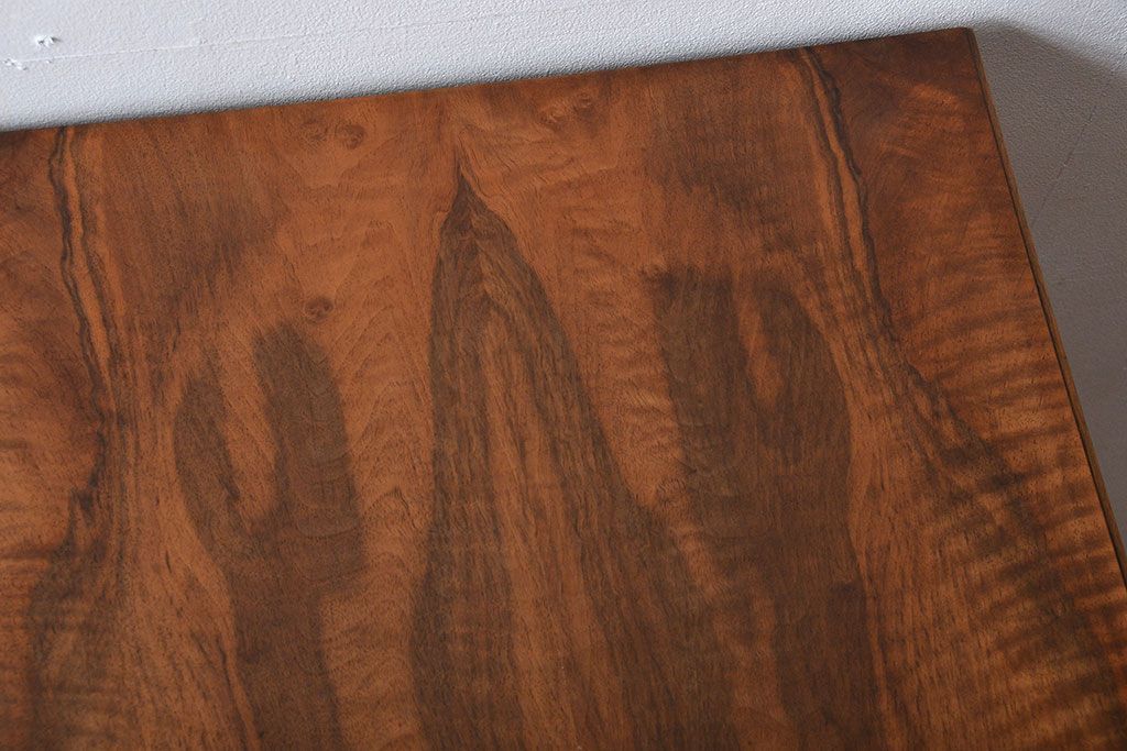 ヴィンテージ家具　北欧ビンテージ　シンプルな脚付きチェスト