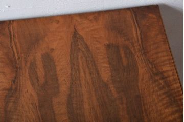 ヴィンテージ家具　北欧ビンテージ　シンプルな脚付きチェスト