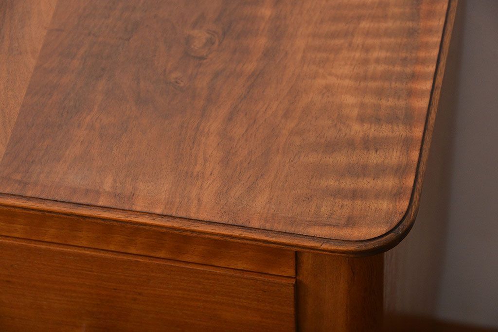 ヴィンテージ家具　北欧ビンテージ　シンプルな脚付きチェスト