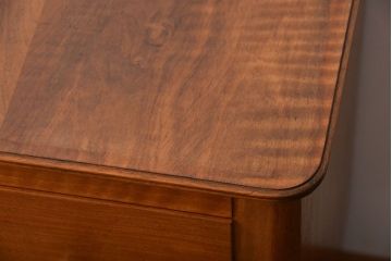 ヴィンテージ家具　北欧ビンテージ　シンプルな脚付きチェスト