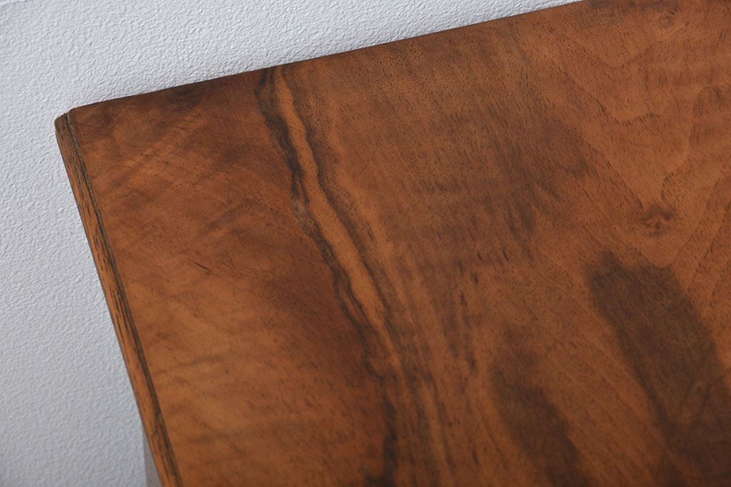 ヴィンテージ家具　北欧ビンテージ　シンプルな脚付きチェスト