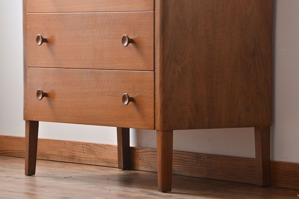 ヴィンテージ家具　北欧ビンテージ　シンプルな脚付きチェスト