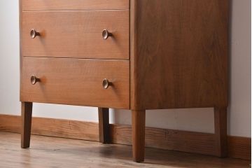 ヴィンテージ家具　北欧ビンテージ　シンプルな脚付きチェスト