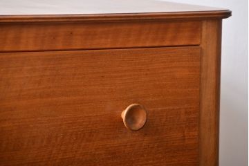 ヴィンテージ家具　北欧ビンテージ　シンプルな脚付きチェスト