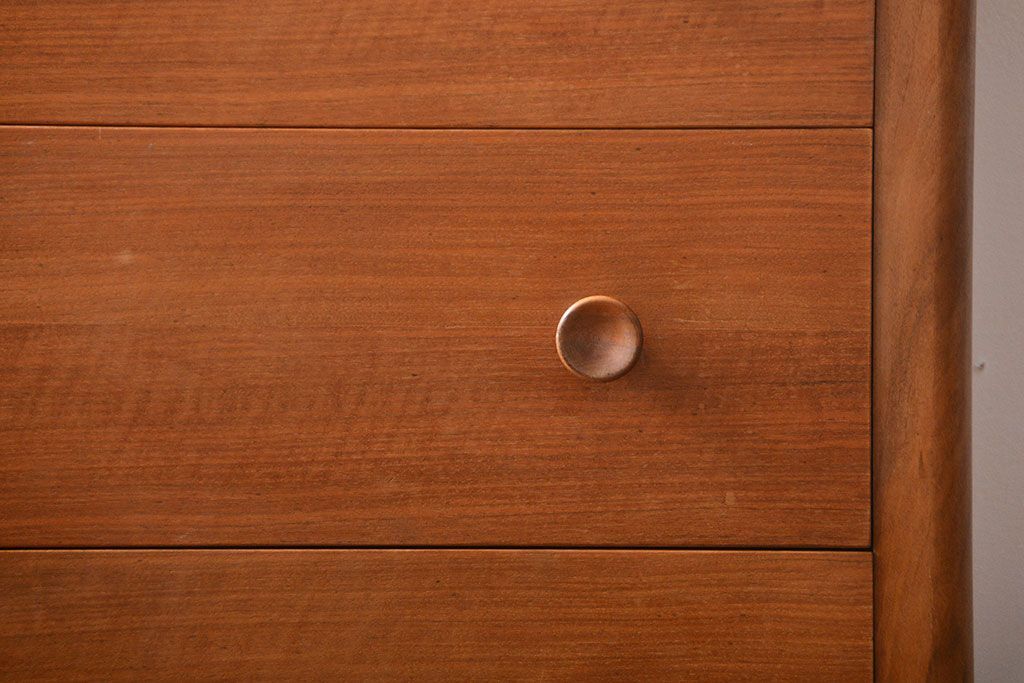 ヴィンテージ家具　北欧ビンテージ　シンプルな脚付きチェスト