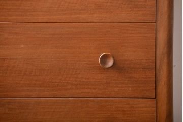 ヴィンテージ家具　北欧ビンテージ　シンプルな脚付きチェスト