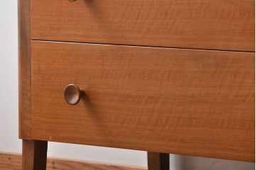 ヴィンテージ家具　北欧ビンテージ　シンプルな脚付きチェスト