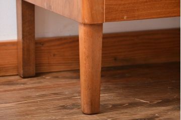 ヴィンテージ家具　北欧ビンテージ　シンプルな脚付きチェスト