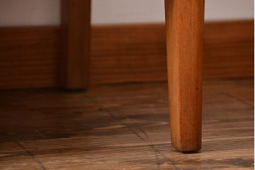 ヴィンテージ家具　北欧ビンテージ　シンプルな脚付きチェスト