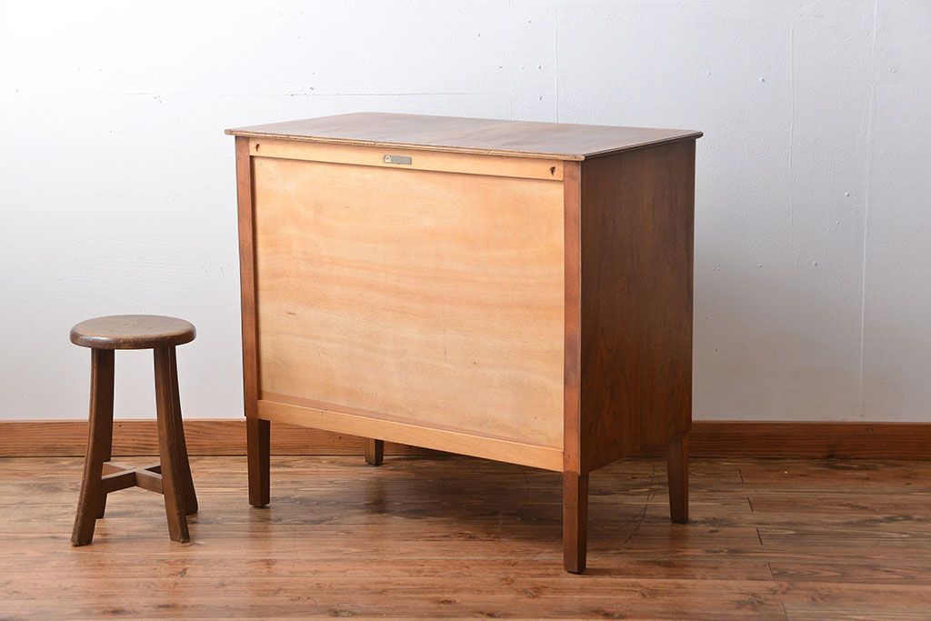 ヴィンテージ家具　北欧ビンテージ　シンプルな脚付きチェスト