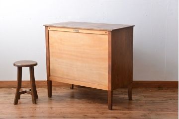 ヴィンテージ家具　北欧ビンテージ　シンプルな脚付きチェスト