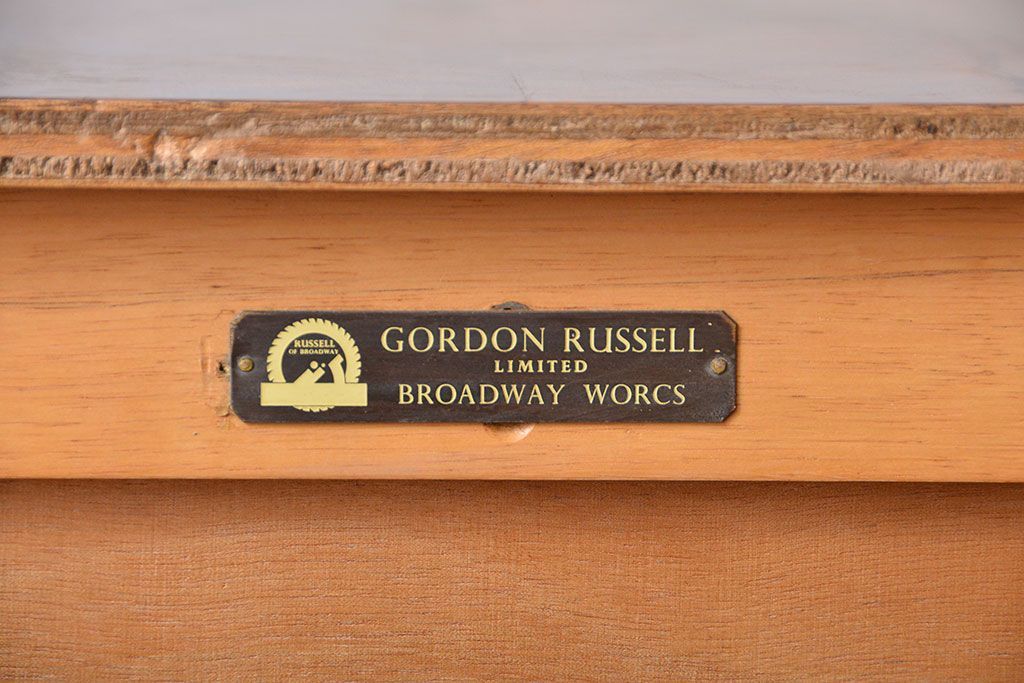 ヴィンテージ家具　北欧ビンテージ　シンプルな脚付きチェスト