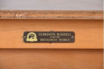 ヴィンテージ家具　北欧ビンテージ　シンプルな脚付きチェスト