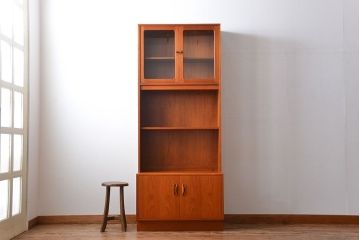 ヴィンテージ家具　北欧ビンテージ　G-PLAN　チーク材の背の高いキャビネット