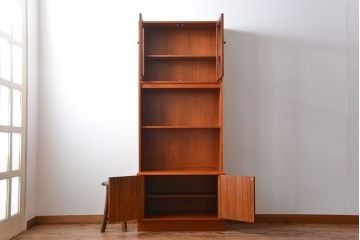 ヴィンテージ家具　北欧ビンテージ　G-PLAN　チーク材の背の高いキャビネット