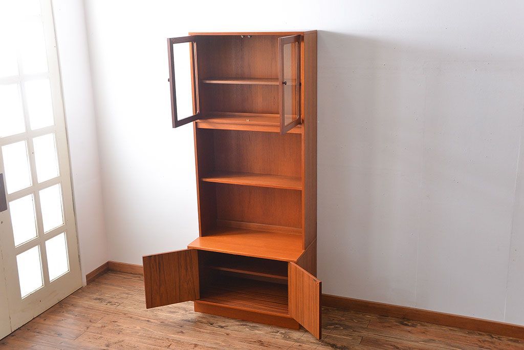 ヴィンテージ家具　北欧ビンテージ　G-PLAN　チーク材の背の高いキャビネット