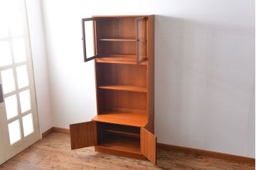 ヴィンテージ家具　北欧ビンテージ　G-PLAN　チーク材の背の高いキャビネット