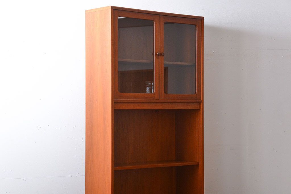 ヴィンテージ家具　北欧ビンテージ　G-PLAN　チーク材の背の高いキャビネット