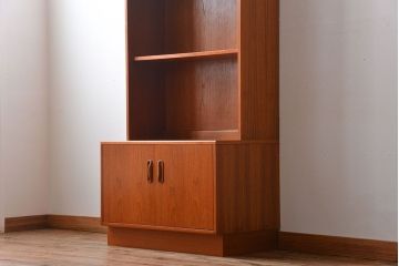 ヴィンテージ家具　北欧ビンテージ　G-PLAN　チーク材の背の高いキャビネット