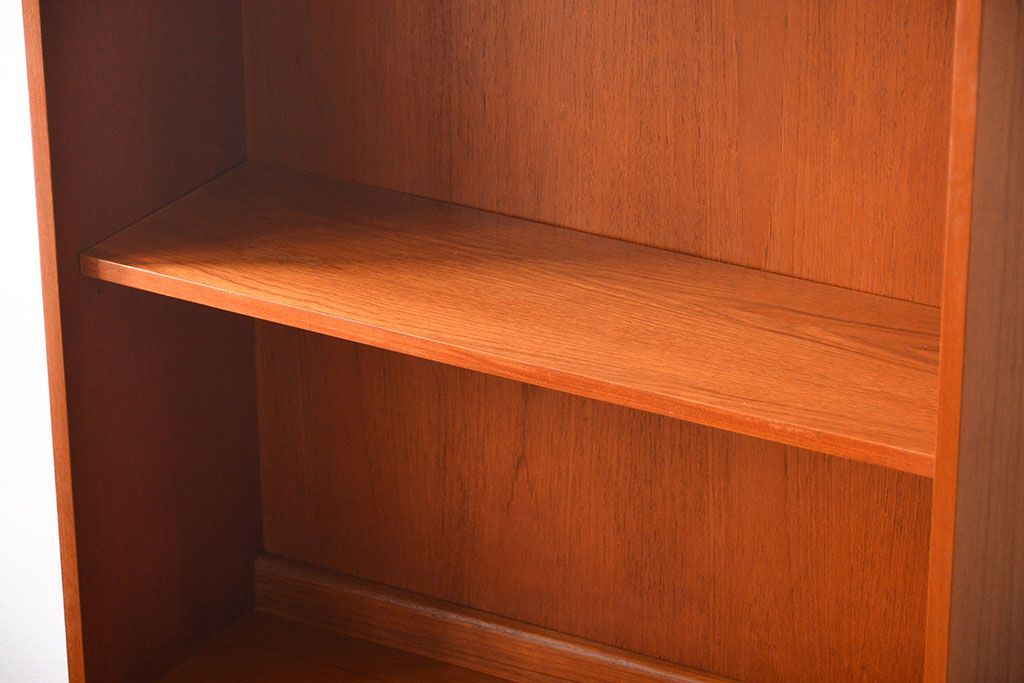 ヴィンテージ家具　北欧ビンテージ　G-PLAN　チーク材の背の高いキャビネット
