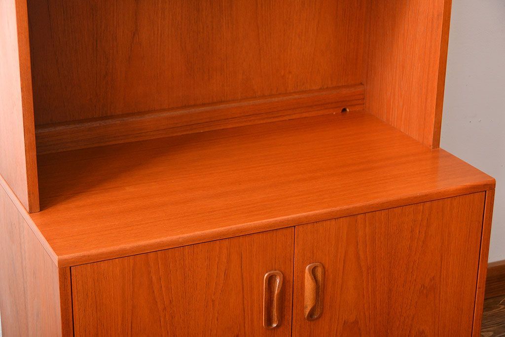 ヴィンテージ家具　北欧ビンテージ　G-PLAN　チーク材の背の高いキャビネット