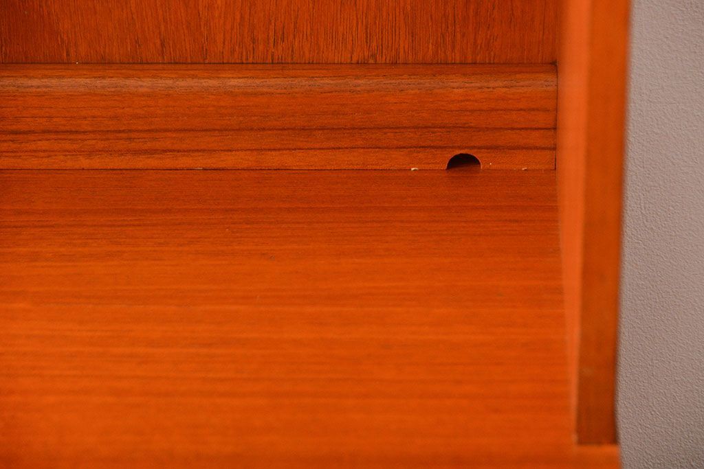 ヴィンテージ家具　北欧ビンテージ　G-PLAN　チーク材の背の高いキャビネット