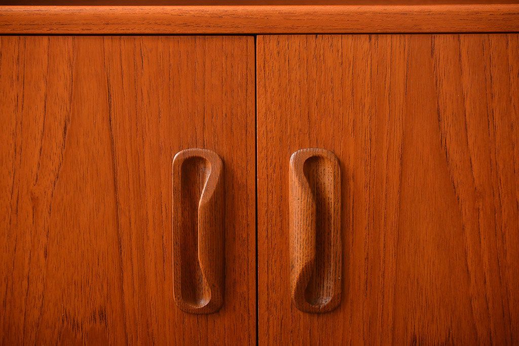 ヴィンテージ家具　北欧ビンテージ　G-PLAN　チーク材の背の高いキャビネット