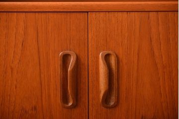 ヴィンテージ家具　北欧ビンテージ　G-PLAN　チーク材の背の高いキャビネット