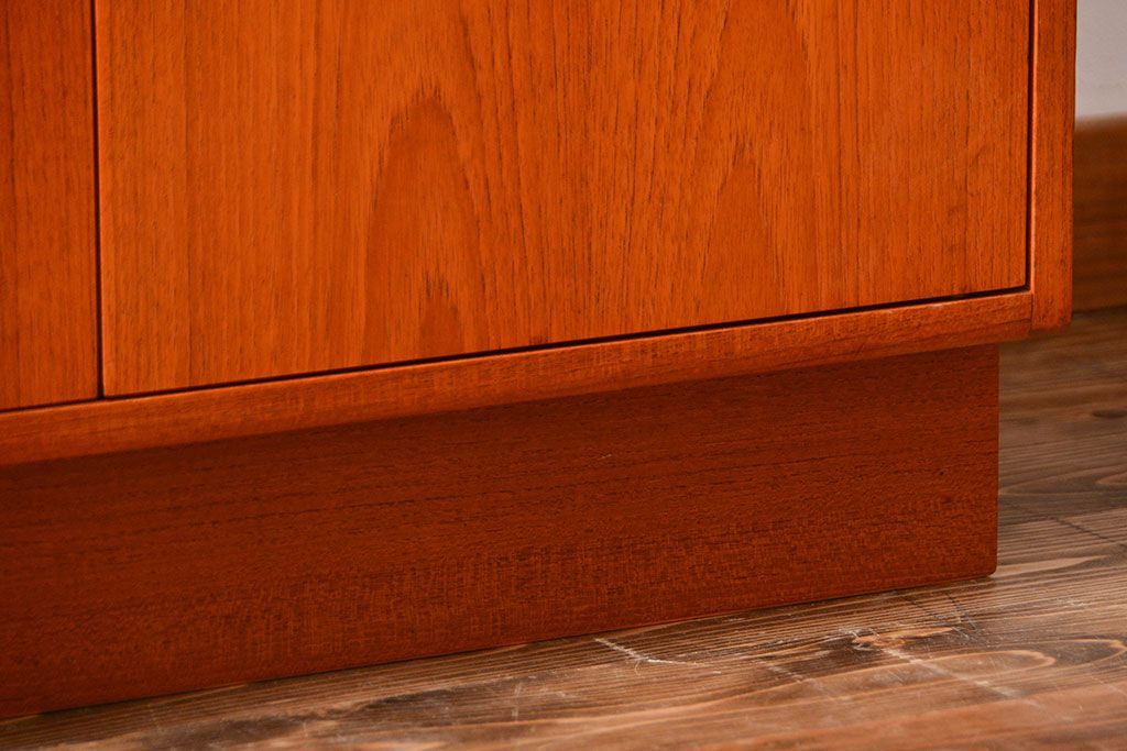 ヴィンテージ家具　北欧ビンテージ　G-PLAN　チーク材の背の高いキャビネット