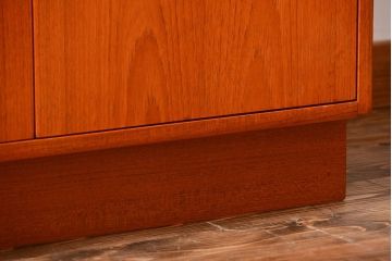 ヴィンテージ家具　北欧ビンテージ　G-PLAN　チーク材の背の高いキャビネット