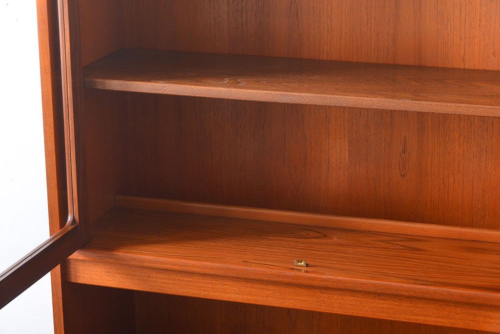 ヴィンテージ家具　北欧ビンテージ　G-PLAN　チーク材の背の高いキャビネット