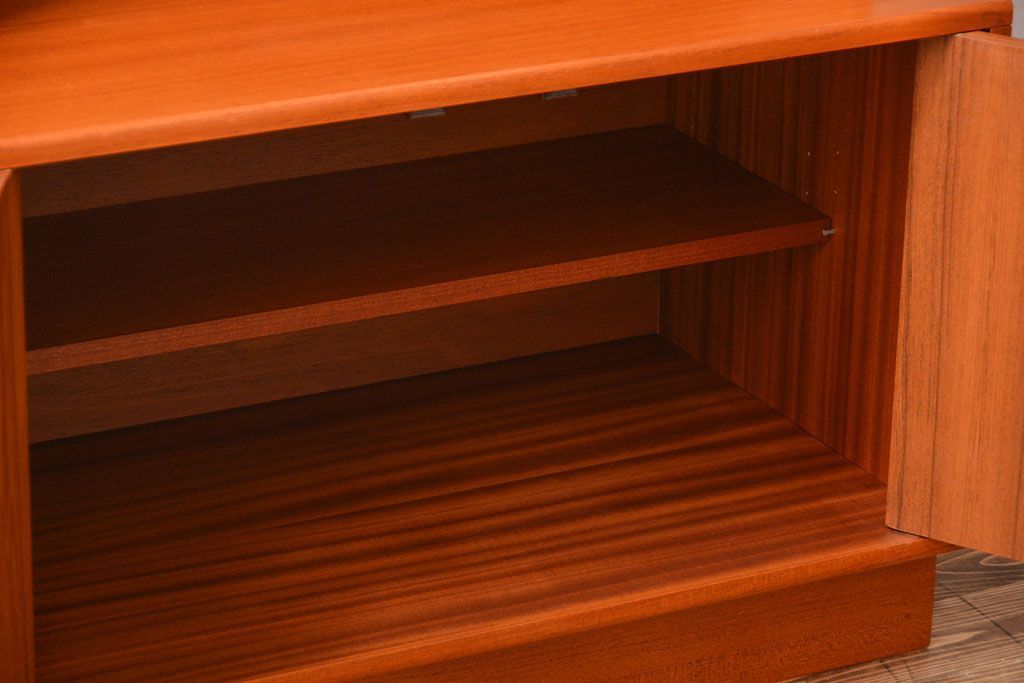 ヴィンテージ家具　北欧ビンテージ　G-PLAN　チーク材の背の高いキャビネット