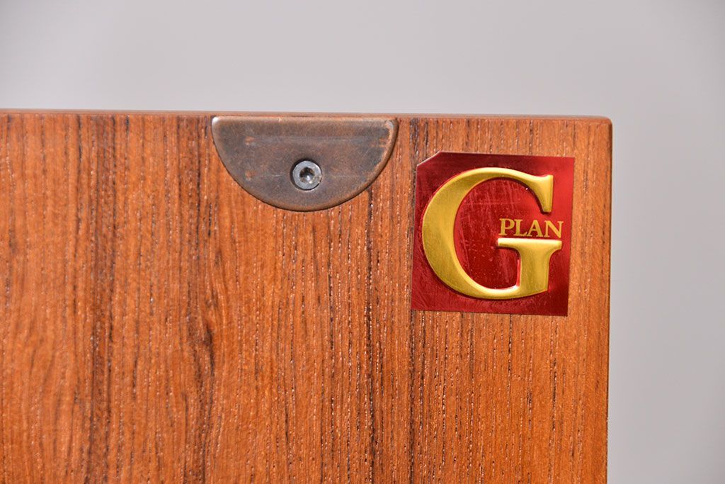 ヴィンテージ家具　北欧ビンテージ　G-PLAN　チーク材の背の高いキャビネット