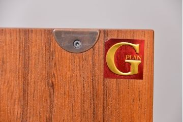 ヴィンテージ家具　北欧ビンテージ　G-PLAN　チーク材の背の高いキャビネット