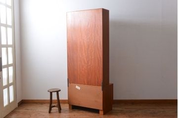 ヴィンテージ家具　北欧ビンテージ　G-PLAN　チーク材の背の高いキャビネット